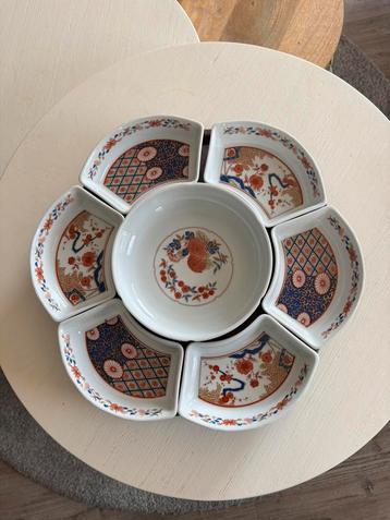 Serveerschaal op draaiplateau beschikbaar voor biedingen