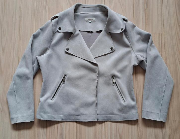 Suede-look jasje / bikerjack (maat 44), Kleding | Dames, Jassen | Zomer, Zo goed als nieuw, Maat 42/44 (L), Grijs, Ophalen of Verzenden