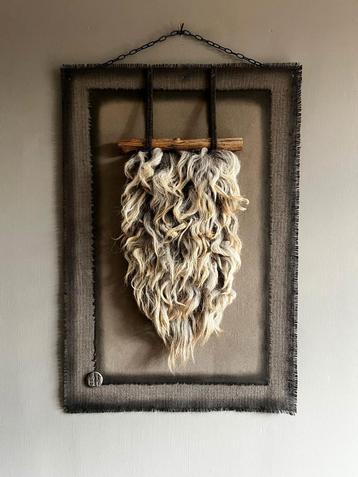 Kalkdoek met wol, woltoef, landelijk doek, sober wanddoek beschikbaar voor biedingen