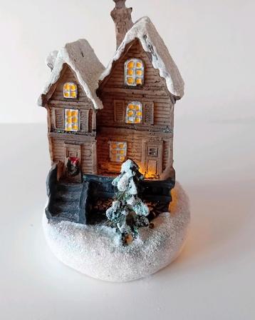 Leuk kersthuisje met verlichting voor Kerstdorp beschikbaar voor biedingen
