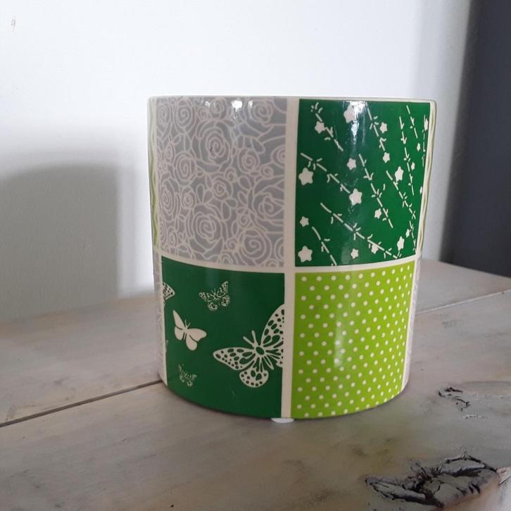 Vrolijke bloempot - wit groen grijs - vlinders- bloemen, Tuin en Terras, Bloempotten, Gebruikt, Aardewerk, Binnen, Minder dan 40 cm
