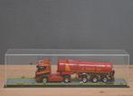 Dioramavitrine, Trekker + trailer (Grijze klinkers), Hobby en Vrije tijd, Modelauto's | 1:50, Ophalen of Verzenden, Nieuw, Bus of Vrachtwagen