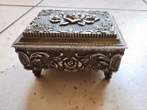 Antieke Verzilverd Sieradendoosje met Rozenmotief – Elegant, Sieraden, Tassen en Uiterlijk, Beautycases, Gebruikt, Overige kleuren