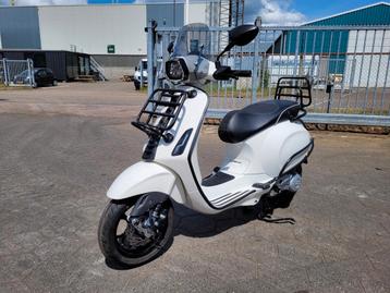 Vespa costum geel kenteken. 2020 beschikbaar voor biedingen