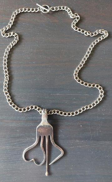 Ketting met hanger gemaakt van vork hartje beschikbaar voor biedingen