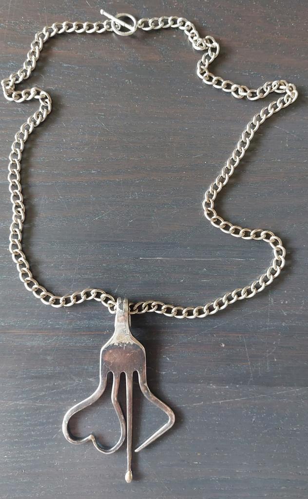 Ketting met hanger gemaakt van vork hartje, Sieraden, Tassen en Uiterlijk, Kettingen, Gebruikt, Overige materialen, Zilver, Met hanger