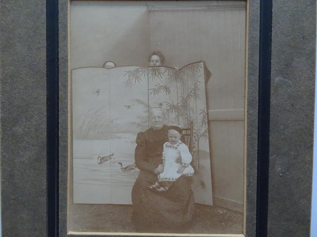 Oma met Kleinkind met decoratief kamerscherm, Foto, Ophalen of Verzenden, Zo goed als nieuw, Voor 1940