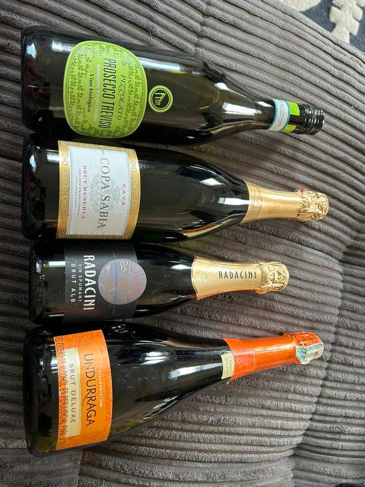 4 flessen bubbeltjes wit Cava Prosecco Brut, Verzamelen, Wijnen, Zo goed als nieuw, Overige typen, Overige gebieden, Vol, Ophalen