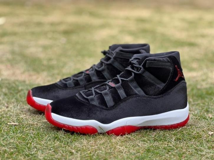 Air Jordan 11 WMNS Bred Velvet maat 44, Kleding | Heren, Schoenen, Nieuw, Sportschoenen, Zwart, Verzenden