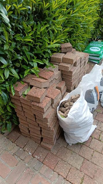 300 stuks grindtegels 13.5 x 13.5 x 6 cm beschikbaar voor biedingen