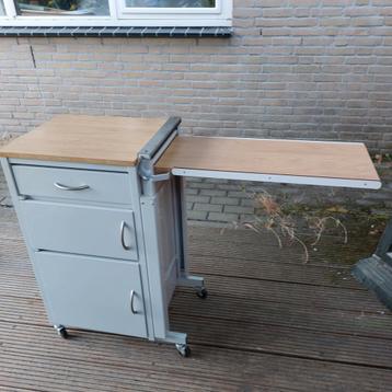 Ziekenhuisnachtkastje beschikbaar voor biedingen