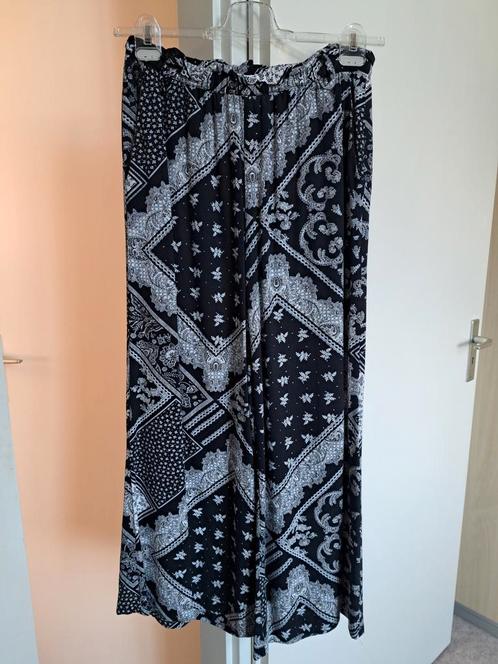 Zomerbroek met wijde pijpen en zwart/witte print., Kleding | Dames, Broeken en Pantalons, Zo goed als nieuw, Maat 38/40 (M), Zwart