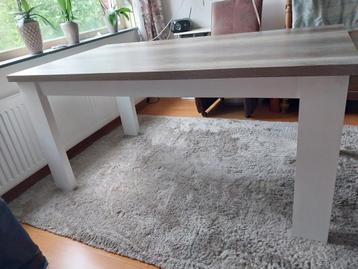 Eettafel beschikbaar voor biedingen