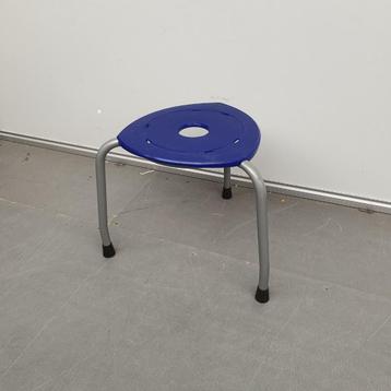 Ahrend kruk - blauwe kunststof zitting beschikbaar voor biedingen