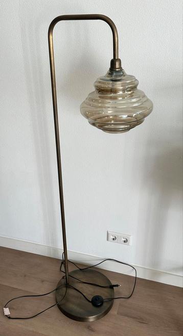 Staande lamp met glazen kelk beschikbaar voor biedingen