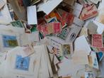Duizenden postzegels, afgeweekt, 500 gram. Doos 4, Postzegels en Munten, Postzegels | Volle albums en Verzamelingen, Ophalen of Verzenden