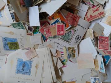 Duizenden postzegels, afgeweekt, 500 gram. Doos 4 beschikbaar voor biedingen