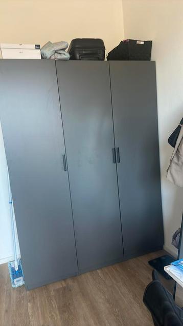 Grote Kledingkast met 3 deuren beschikbaar voor biedingen