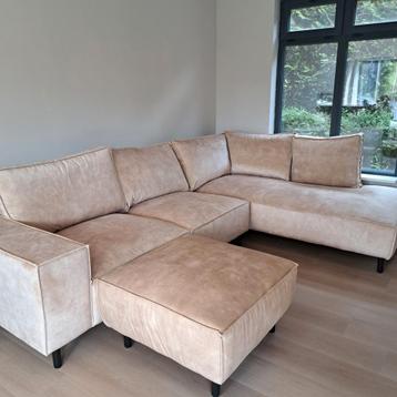 Velvet grote hoekbank in zand kleur beschikbaar voor biedingen