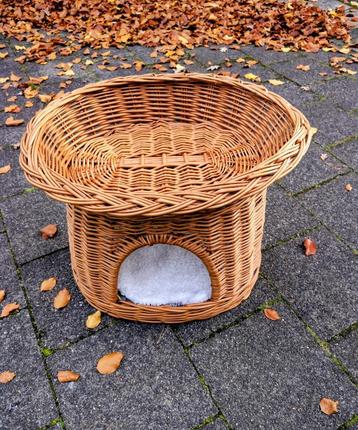 Hoge kattenmand van riet  beschikbaar voor biedingen
