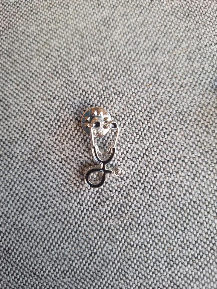 1 mooie pin van een zwarte stethoscoop te koop, Verzamelen, Speldjes, Pins en Buttons, Nieuw, Speldje of Pin, Overige onderwerpen