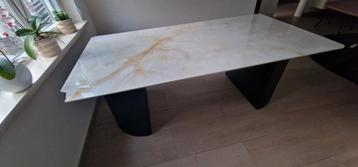 Lees goed!! Marmeren Eettafel met schade. beschikbaar voor biedingen