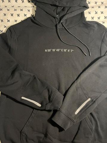 Zwarte hoodie beschikbaar voor biedingen