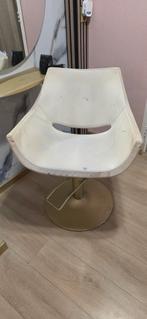 Nog goed werkende kapper stoel. Kappersstoel Met gouden poot, Huis en Inrichting, Stoelen, Gebruikt, Wit, Ophalen of Verzenden