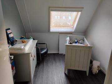 Babykamer houten meubels (commode, ledikant & kast) beschikbaar voor biedingen