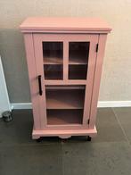 Roze vitrinekast met zwart metalen poten en greep, Huis en Inrichting, Kasten | Vitrinekasten, Ophalen, 100 tot 150 cm, 50 tot 100 cm