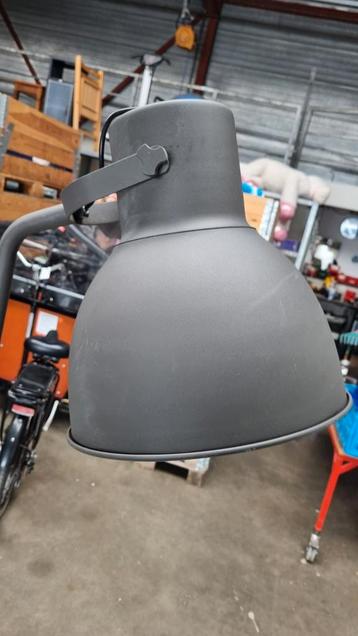 Grote staande lamp beschikbaar voor biedingen