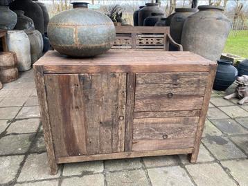 Stoere kast van Old Wood beschikbaar voor biedingen