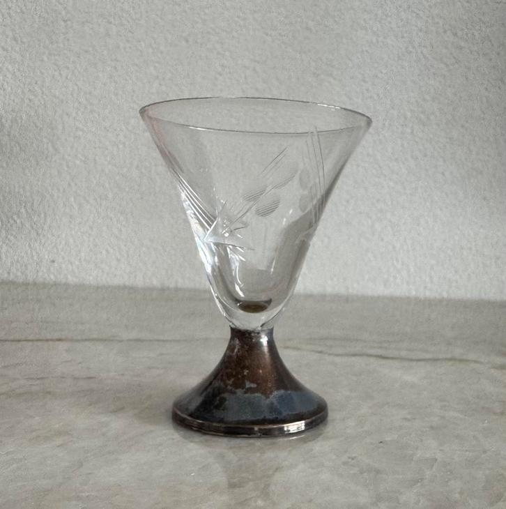 Geëtst glazen borrelglas met verkleurde voet, Antiek en Kunst, Antiek | Glas en Kristal, Ophalen of Verzenden