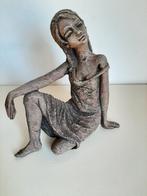 Beeld zittende vrouw. 26 cm hoog en 25 cm breed, van steen, Antiek en Kunst, Ophalen