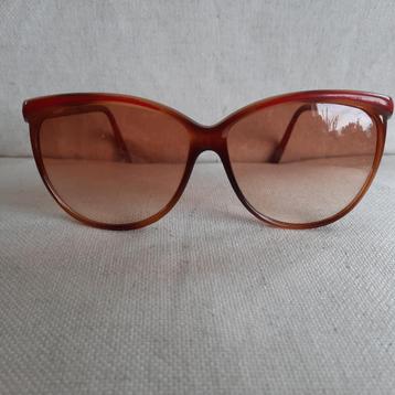 Sunopties zonnebril met rood bruin montuur beschikbaar voor biedingen
