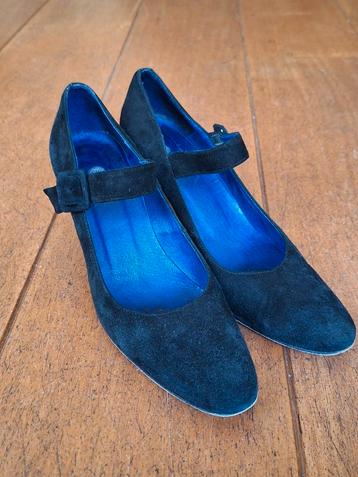 Zwarte suède pumps, maat 40.
merk Fred de la Bretoniere beschikbaar voor biedingen