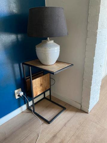 Mooie bijzettafel met Lamp met koop beschikbaar voor biedingen