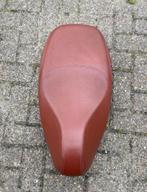 Vespa sprint/primavera zadel rood goede staat kabel gebroken, Ophalen of Verzenden