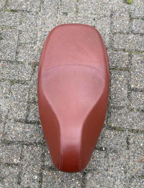 Vespa sprint/primavera zadel rood goede staat kabel gebroken, Motoren, Tuning en Styling, Ophalen of Verzenden