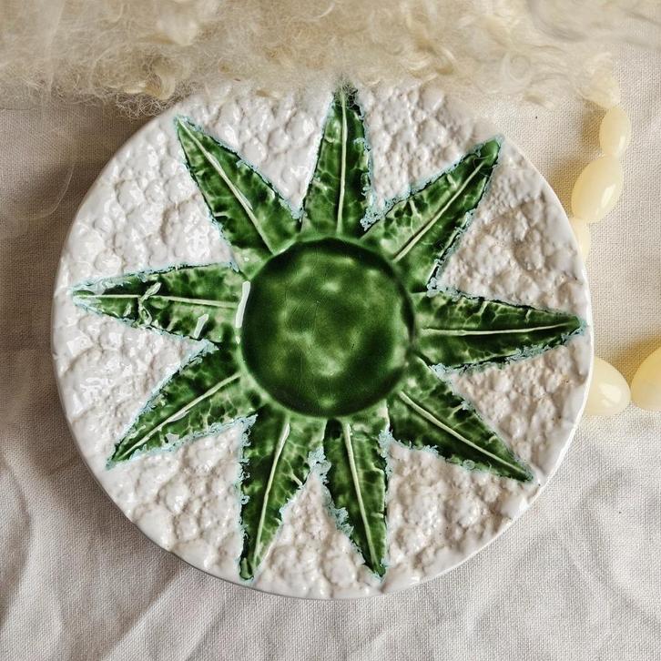 Barbotine bloemkool bordje, Huis en Inrichting, Keuken | Servies, Zo goed als nieuw, Bord(en), Overige stijlen, Keramiek, Ophalen of Verzenden