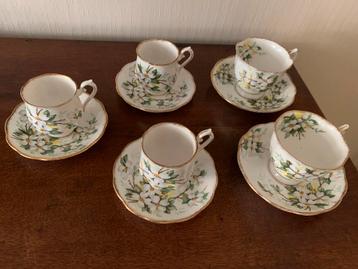 Royal Albert ‘white dogwood’ kop en schotels beschikbaar voor biedingen