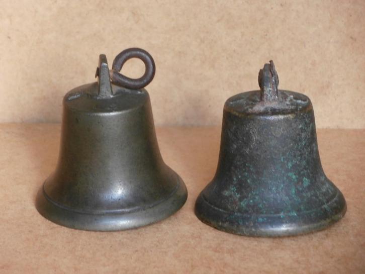 2 Antieke belletjes met klepels deurbel winkelbel deur bel, Antiek en Kunst, Antiek | Koper en Brons, Koper, Ophalen of Verzenden