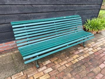 Houten tuinbankje beschikbaar voor biedingen