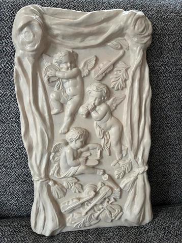 Betonnen Wandbord met Engelen beschikbaar voor biedingen