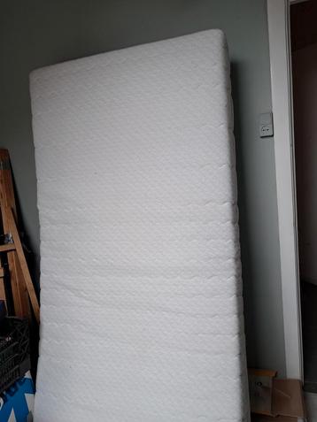 Twee nette 1-persoons matrassen (90x200) beschikbaar voor biedingen