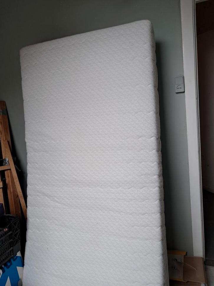 Twee nette 1-persoons matrassen (90x200), Huis en Inrichting, Slaapkamer | Matrassen en Bedbodems, Zo goed als nieuw, Matras, 90 cm
