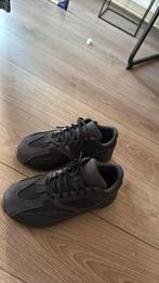 Yeezy Boost 700 Utility Black - Maat 43 1/3, Ophalen of Verzenden, Zo goed als nieuw, Zwart, Sneakers of Gympen