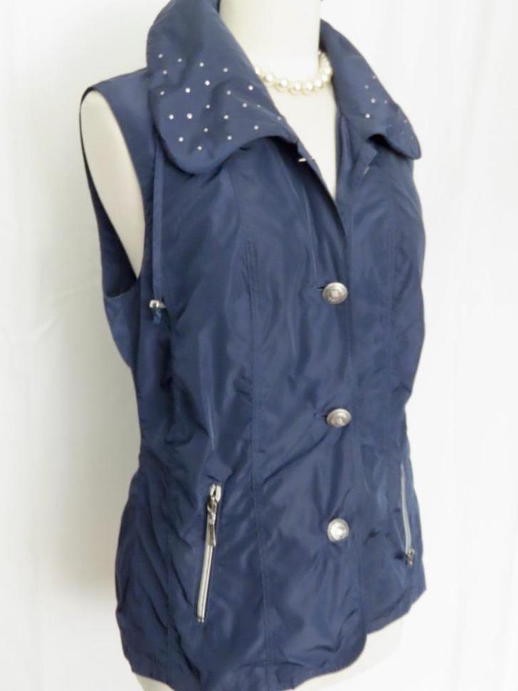 LEBEK, luxe dunne Bodywarmer met mooie accenten 42, Kleding | Dames, Bodywarmers, Zo goed als nieuw, Maat 42/44 (L), Blauw, Verzenden