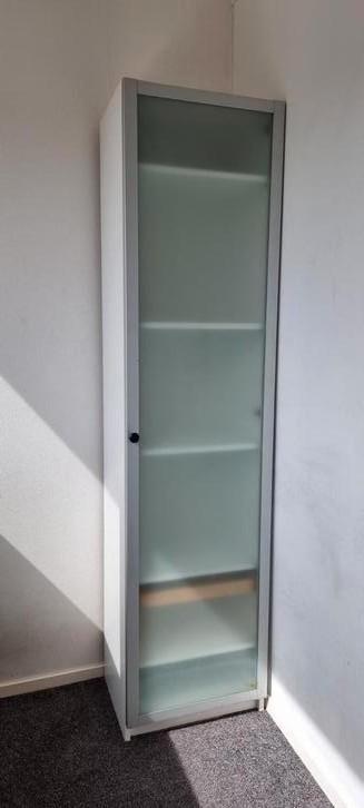 Ikea kast met melkglazen deur beschikbaar voor biedingen