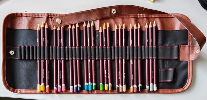 24 Derwent Coloursoft kleurpotloden in etui, Hobby en Vrije tijd, Tekenen, Zo goed als nieuw, Ophalen of Verzenden